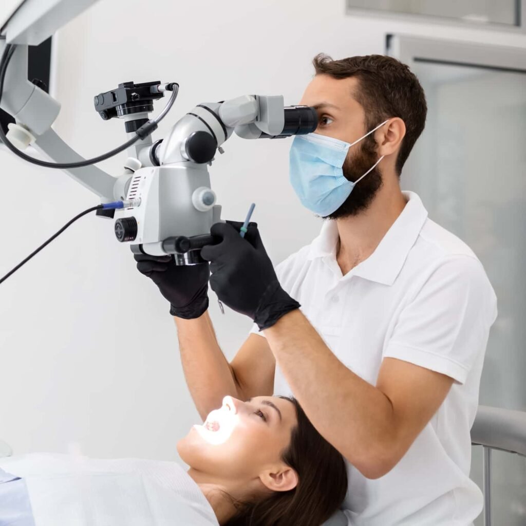 الفرق بين زراعة الأسنان وتركيبات الأسنان التقليدية | مقارنة شاملة